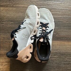 On Running Cloud Swift Athletic Shoes